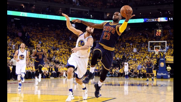 160605205508 andrew bogut lebron james nba finals cleveland cavaliers at golden state warriors.1000x563