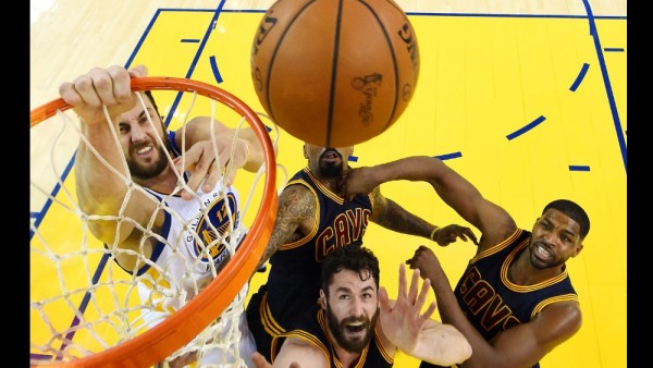 160605231532 andrew bogut kevin love tristan thompson nba finals cleveland cavaliers at golden state warriors.1000x563